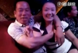 摸女生下面视频,揭秘网络传播的敏感视频内容